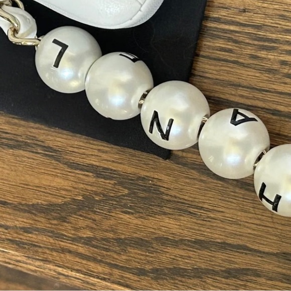 White Chanel butter soft leather in beautiful condition - Picture 6 of 12